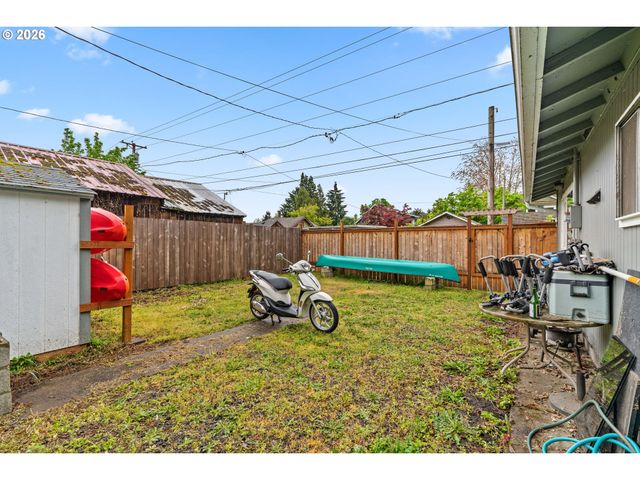 807 E St, Springfield, OR 97477