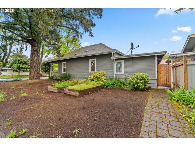 807 E St, Springfield, OR 97477