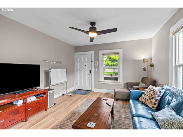 807 E St, Springfield, OR 97477