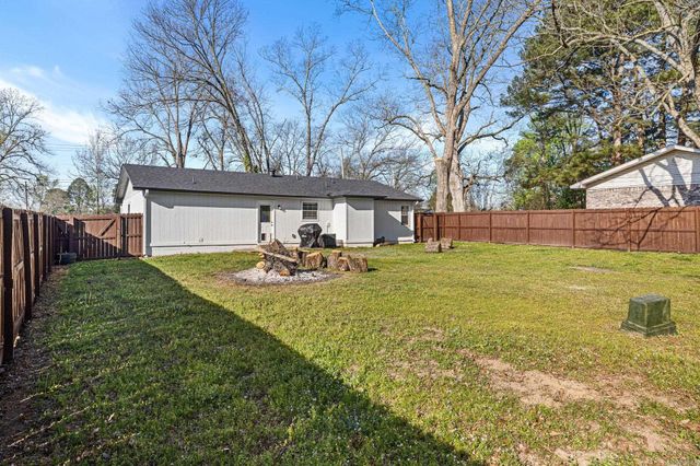 410 W Locust St, Cabot, AR 72023