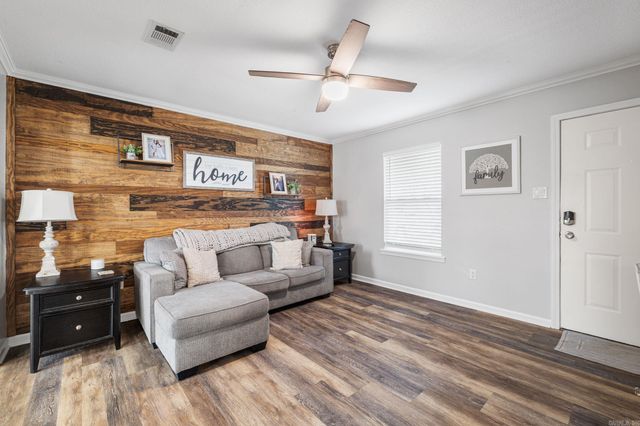 410 W Locust St, Cabot, AR 72023