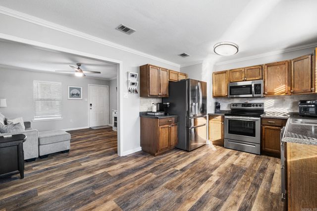 410 W Locust St, Cabot, AR 72023