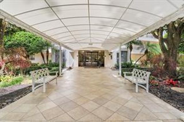 3503 Oaks Way 303, Pompano Beach, FL 33069