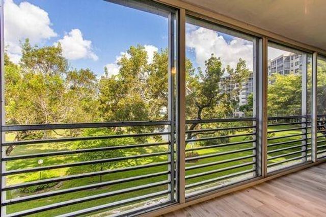 3503 Oaks Way 303, Pompano Beach, FL 33069