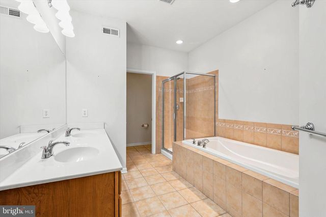 1526 FOX LN, Breinigsville, PA 18031
