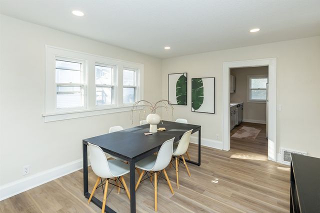 676 34th Street, Des Moines, IA 50312