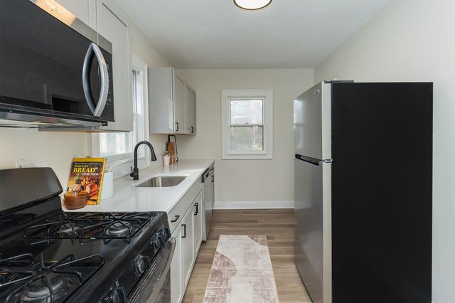 676 34th Street, Des Moines, IA 50312