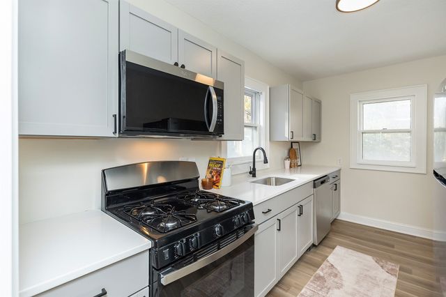 676 34th Street, Des Moines, IA 50312