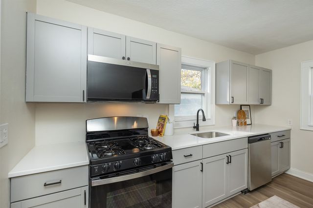 676 34th Street, Des Moines, IA 50312