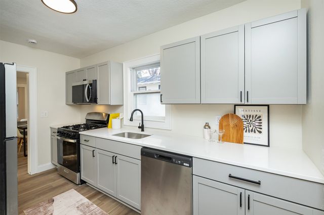 676 34th Street, Des Moines, IA 50312