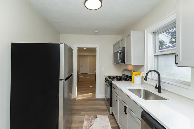 676 34th Street, Des Moines, IA 50312