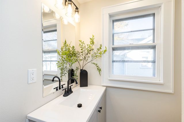 676 34th Street, Des Moines, IA 50312