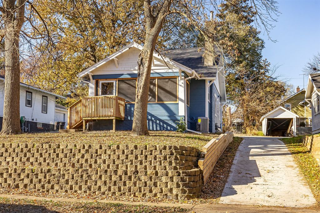 676 34th Street, Des Moines, IA 50312