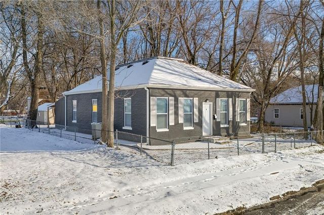 1005 S 17th Street, St Joseph, MO 64507