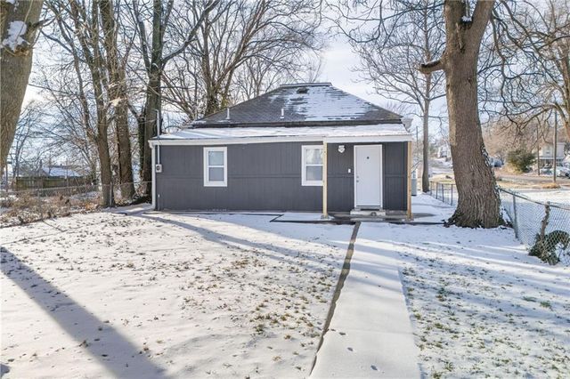 1005 S 17th Street, St Joseph, MO 64507