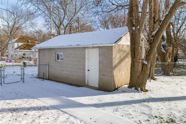 1005 S 17th Street, St Joseph, MO 64507