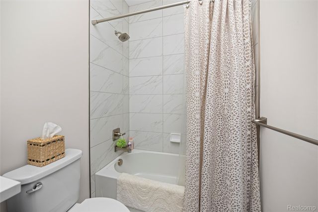 6506 Legacy Woods Trail, West Bloomfield Charter Township, MI 48322