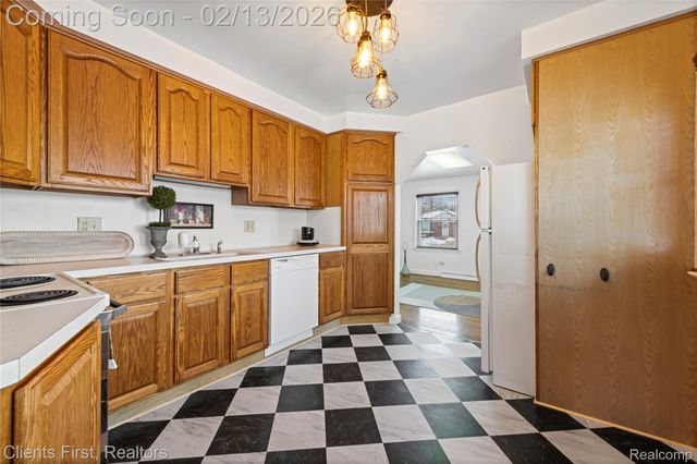 4196 Clippert Street, Dearborn Heights, MI 48125