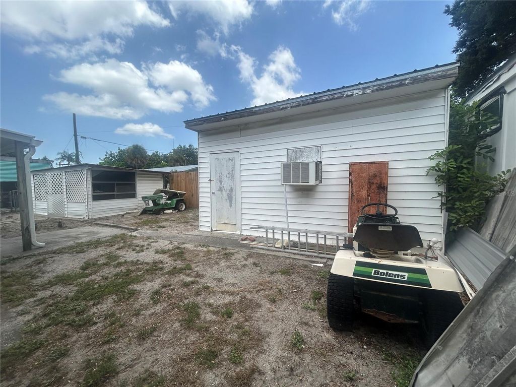 Image 14 of property listing at 2628 45TH AVENUE W, Bradenton, FL 34207