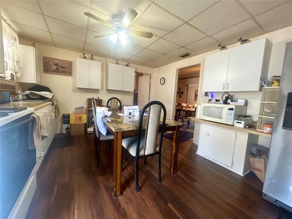 Image 5 of property listing at 2628 45TH AVENUE W, Bradenton, FL 34207