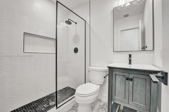 915 NW 7th St, Dania Beach, FL 33004