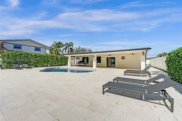 915 NW 7th St, Dania Beach, FL 33004