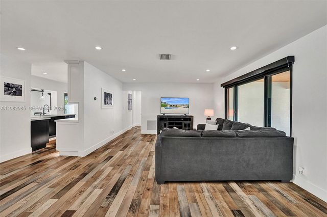 915 NW 7th St, Dania Beach, FL 33004