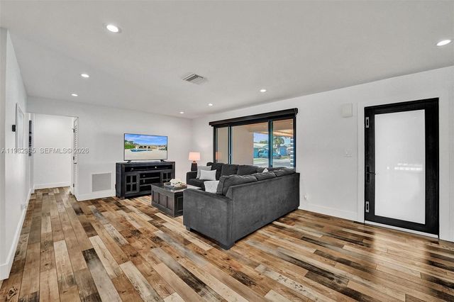 915 NW 7th St, Dania Beach, FL 33004