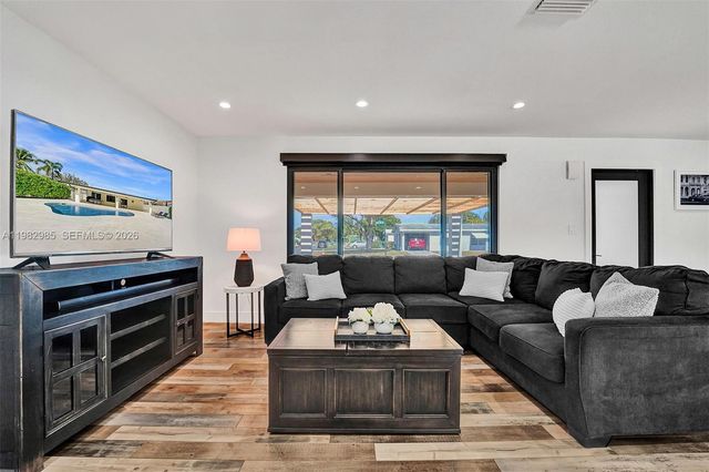 915 NW 7th St, Dania Beach, FL 33004