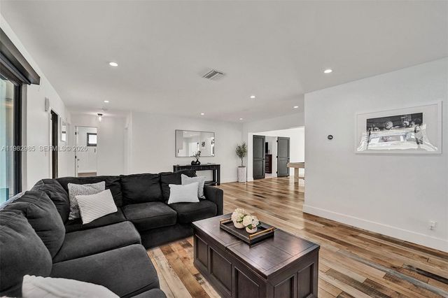 915 NW 7th St, Dania Beach, FL 33004