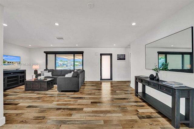 915 NW 7th St, Dania Beach, FL 33004