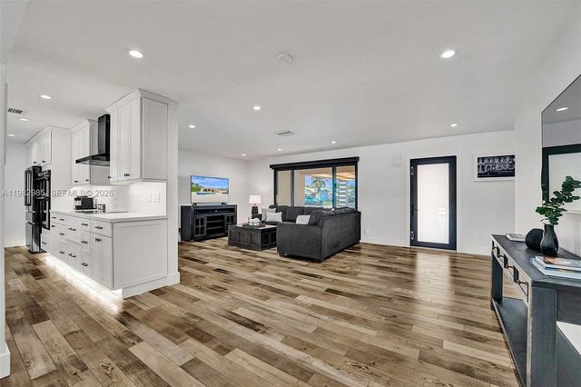 915 NW 7th St, Dania Beach, FL 33004