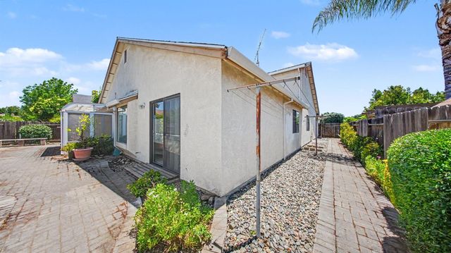 2701 Twin Oak Ln, Modesto, CA 95355