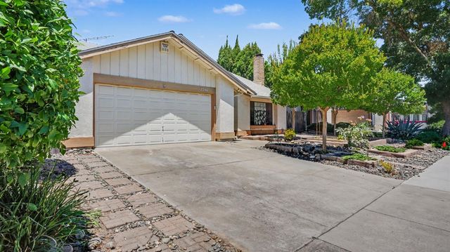 2701 Twin Oak Ln, Modesto, CA 95355