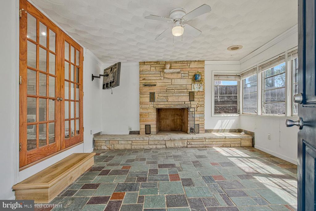 Image 12 of property listing at 7801 WATERVIEW, Baltimore, MD 21226