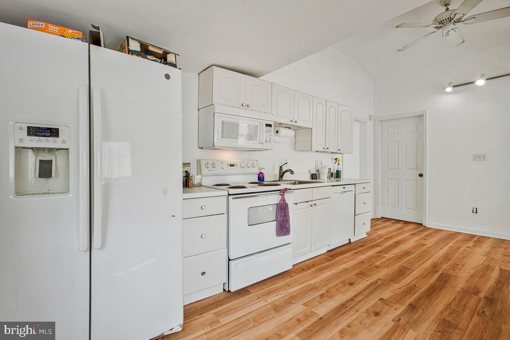 Image 5 of property listing at 7801 WATERVIEW, Baltimore, MD 21226