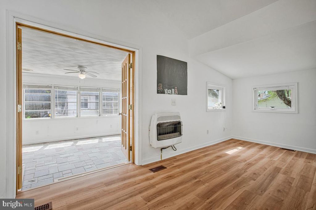 Image 7 of property listing at 7801 WATERVIEW, Baltimore, MD 21226