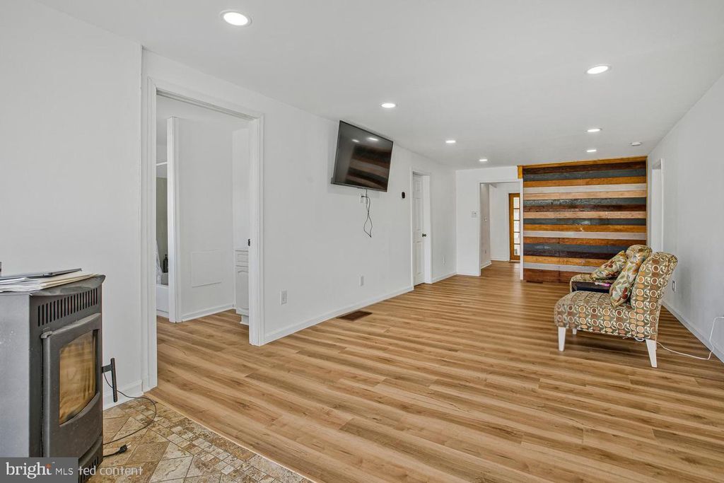 Image 8 of property listing at 7801 WATERVIEW, Baltimore, MD 21226