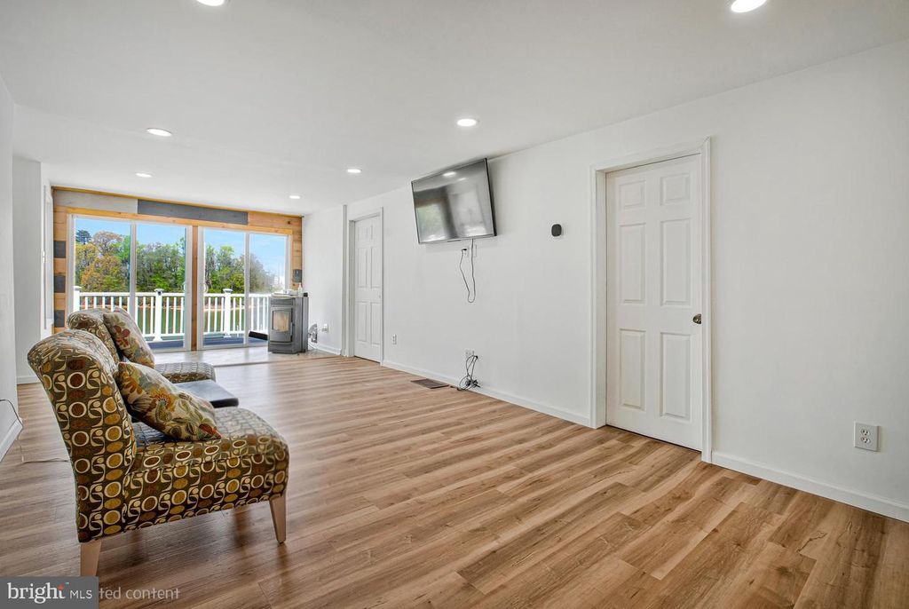 Image 9 of property listing at 7801 WATERVIEW, Baltimore, MD 21226