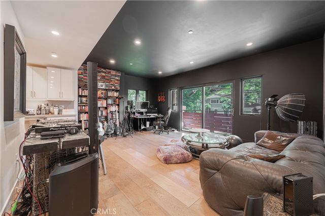 2239 Laurel Canyon, Los Angeles, CA 90046
