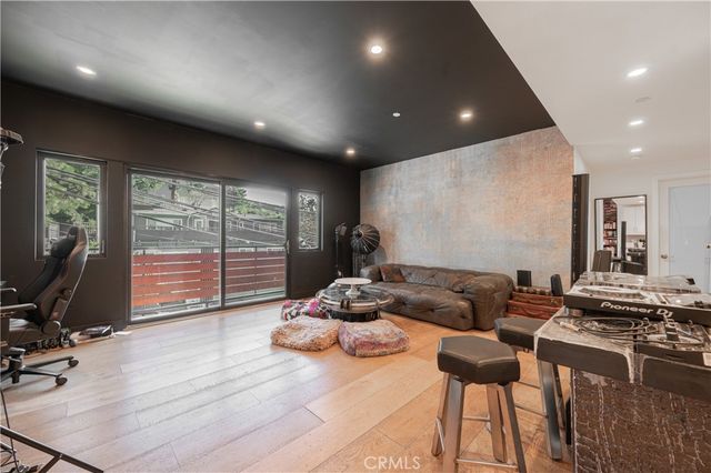 2239 Laurel Canyon, Los Angeles, CA 90046