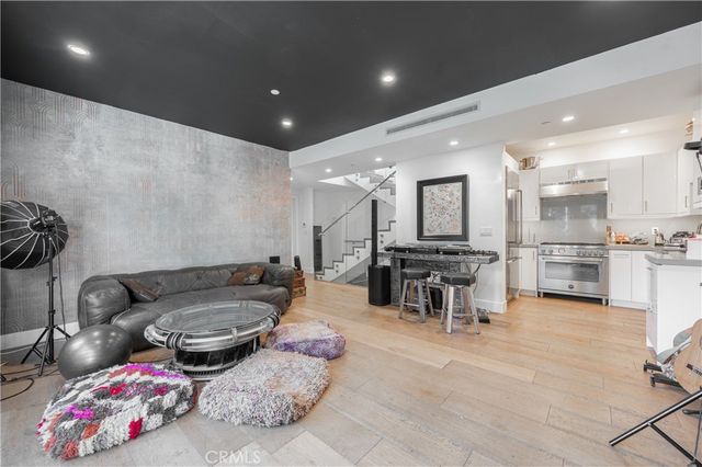 2239 Laurel Canyon, Los Angeles, CA 90046