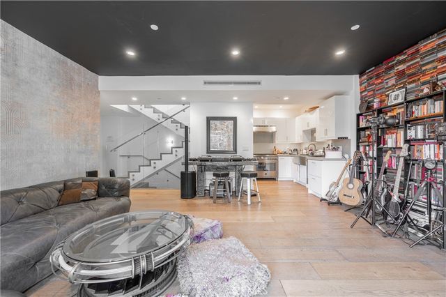 2239 Laurel Canyon, Los Angeles, CA 90046