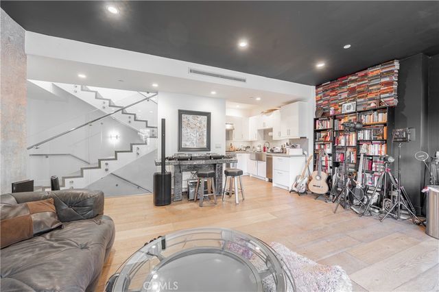 2239 Laurel Canyon, Los Angeles, CA 90046