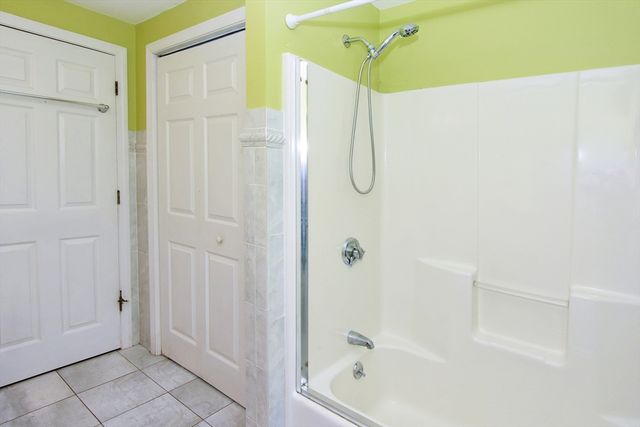 16 Sherwood Rd, Worcester, MA 01602