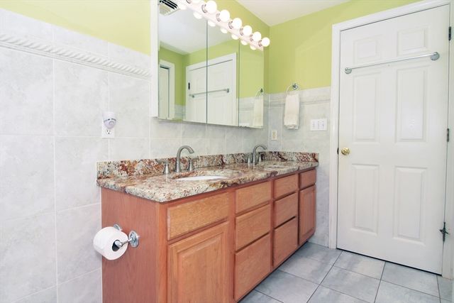 16 Sherwood Rd, Worcester, MA 01602