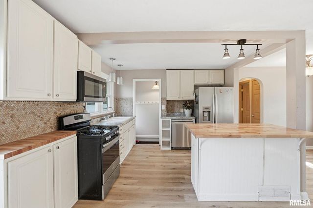 1011 36TH Avenue, East Moline, IL 61244