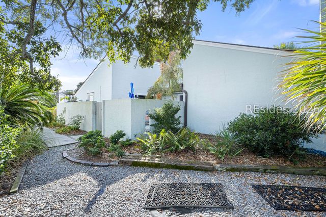 2 William Hilton Pkwy Apt 301, Hilton Head Island, SC 29926