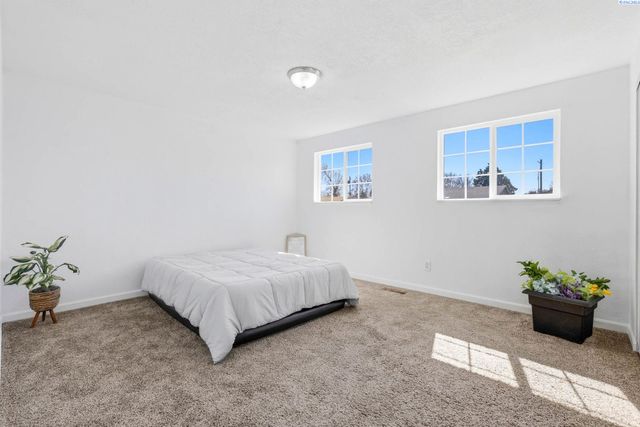 424 W 11th Ave, Kennewick, WA 99337