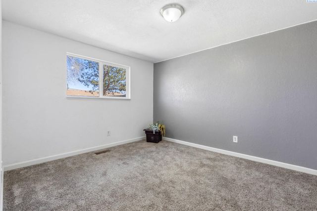 424 W 11th Ave, Kennewick, WA 99337